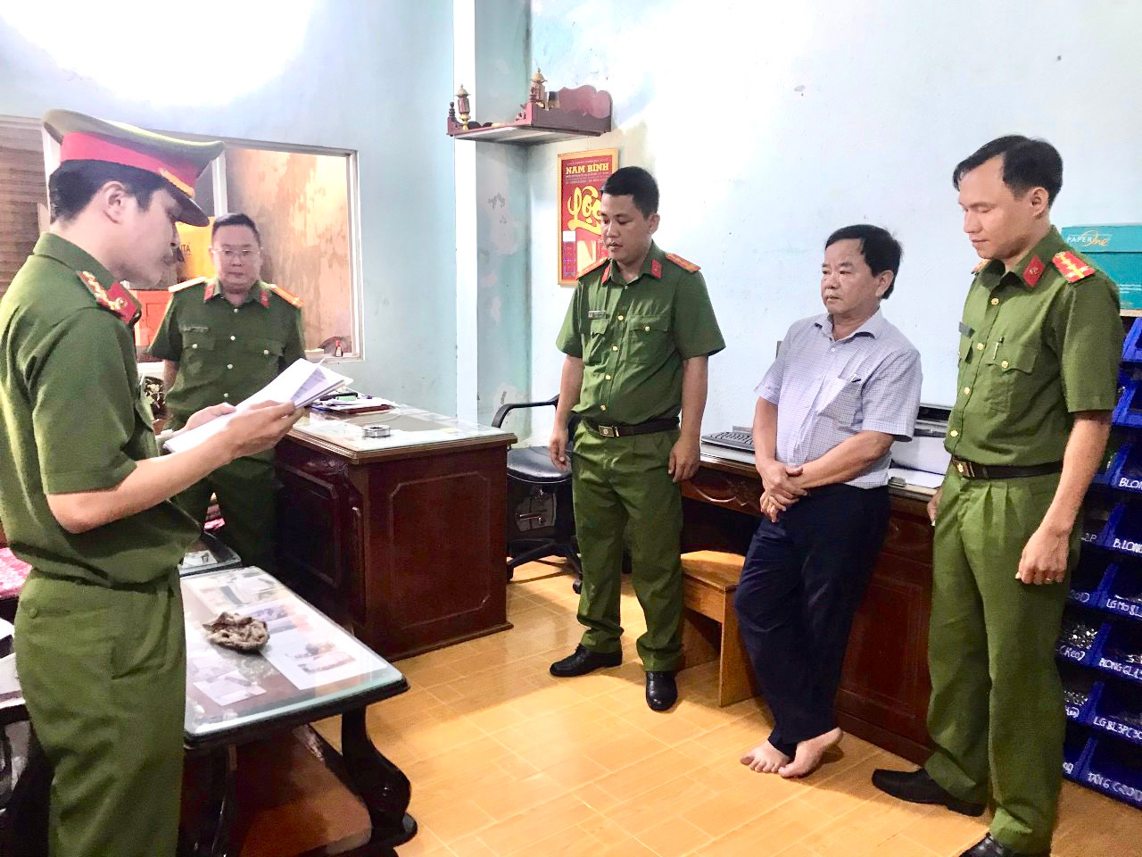 Bị can nghe đọc lệnh khám xét. Bị can nghe đọc lệnh khám xét.