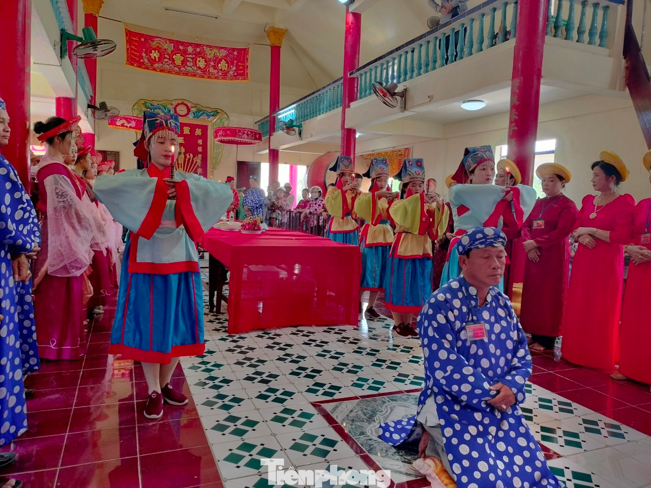 1.500 du khách ra biển Nghinh Ông ảnh 1