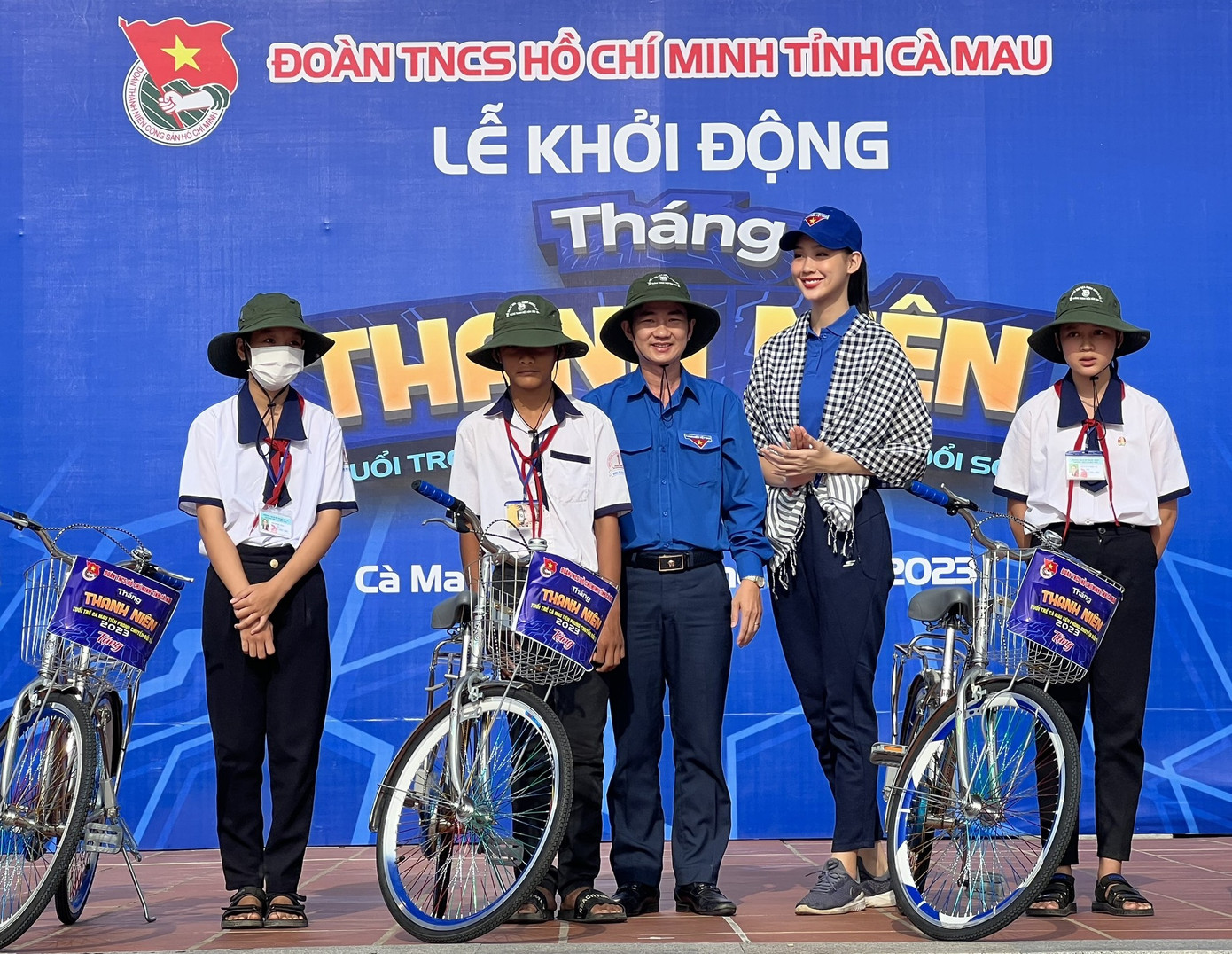 Anh Nguyễn Hoàng Đạo, Bí thư Tỉnh Đoàn Cà Mau và Hoa hậu liên lục địa 2022 Lê Nguyễn Bảo Ngọc trao tặng chiếc xe đạp học sinh có hoàn cảnh khó khăn.