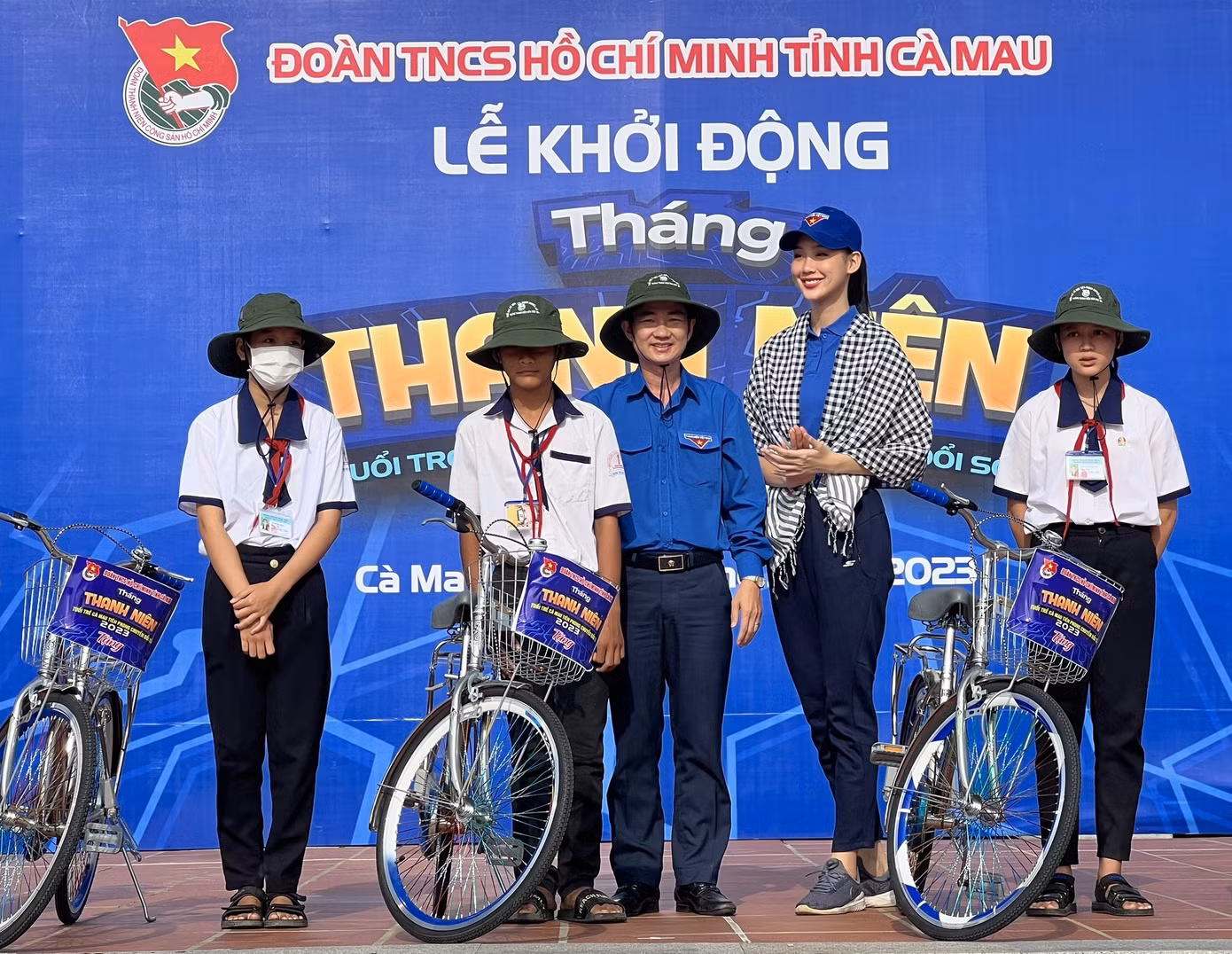 Anh Nguyễn Hoàng Đạo, Bí thư Tỉnh Đoàn Cà Mau và Hoa hậu liên lục địa 2022 Lê Nguyễn Bảo Ngọc trao tặng chiếc xe đạp học sinh có hoàn cảnh khó khăn. Anh Nguyễn Hoàng Đạo, Bí thư Tỉnh Đoàn Cà Mau và Hoa hậu liên lục địa 2022 Lê Nguyễn Bảo Ngọc trao tặng chiếc xe đạp học sinh có hoàn cảnh khó khăn.
