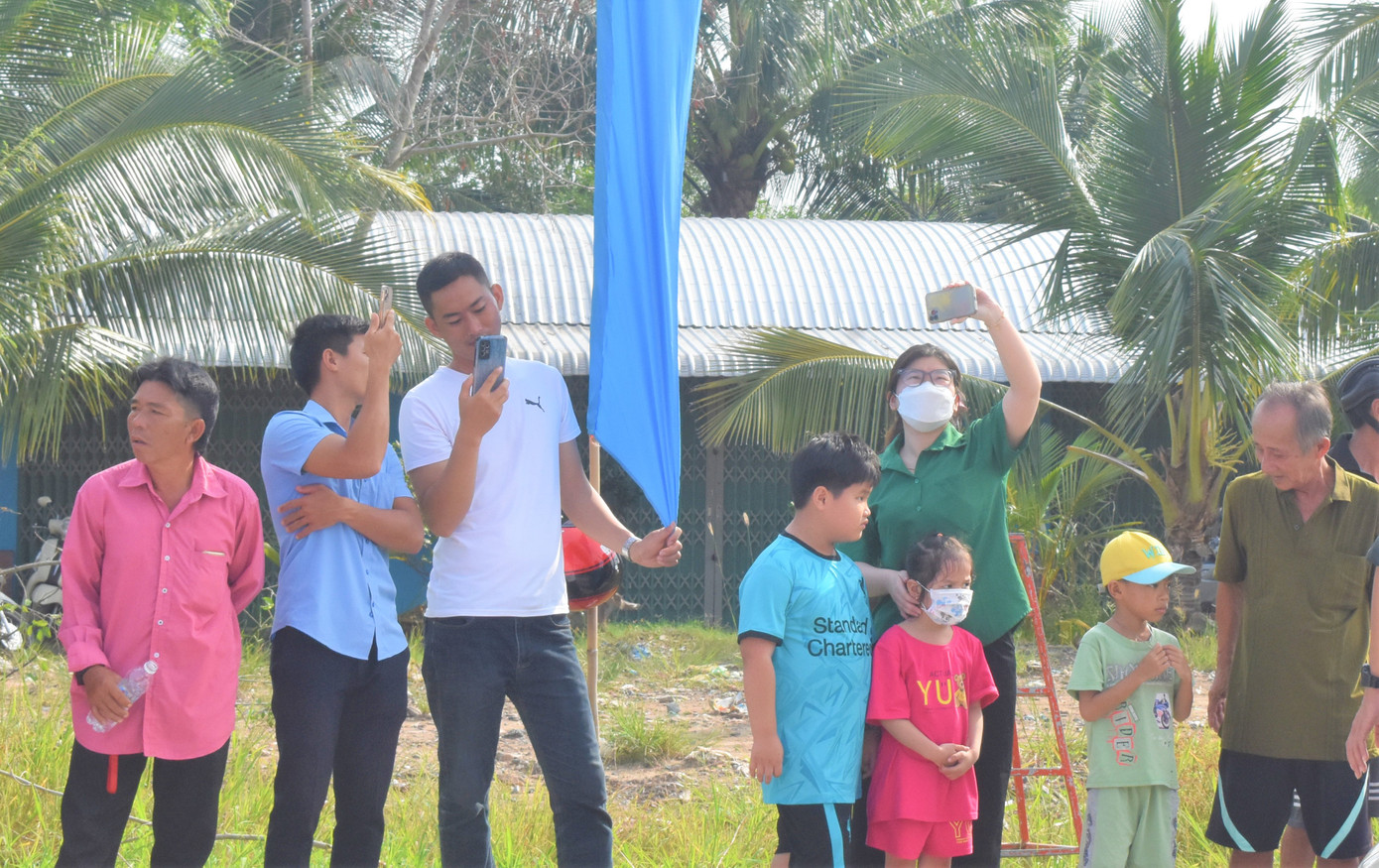 Người dân dùng điện thoại ghi lại khoảnh khắc lễ thông xe. Người dân dùng điện thoại ghi lại khoảnh khắc lễ thông xe.