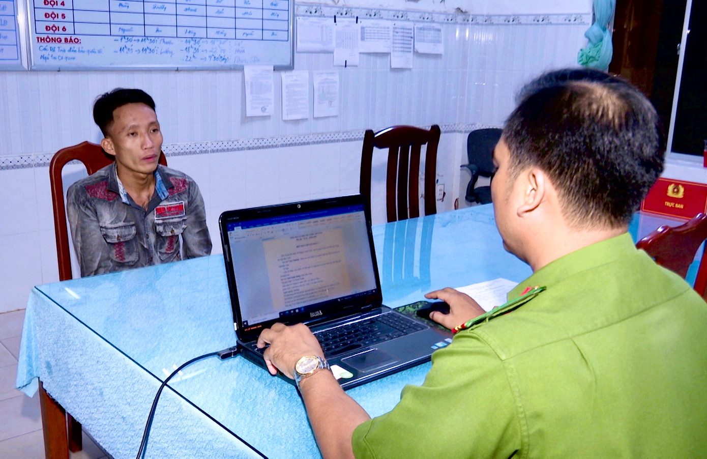 Lực lượng Công an làm việc với bị can Mai Xuân Dũng. (Ảnh: Trọng Nguyễn). Lực lượng Công an làm việc với bị can Mai Xuân Dũng. (Ảnh: Trọng Nguyễn).