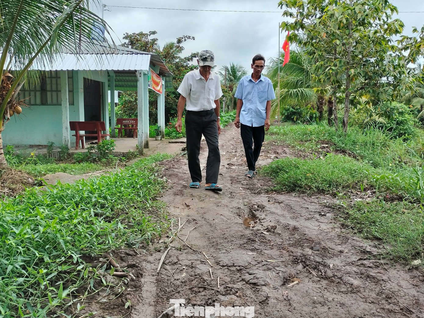 Tuyến bờ bắc kênh Lung Tràm, xã Khánh Hải được địa phương hoàn thành mặt bằng đất đen, chờ vốn đầu tư. Ảnh: Tân Lộc.