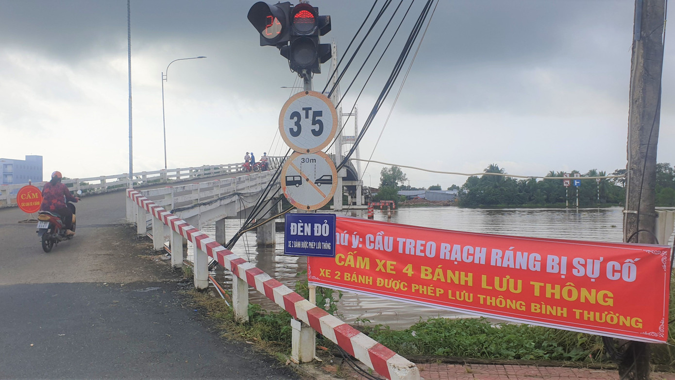 Ngành chức năng tỉnh Cà Mau treo bảng cấm xe 4 bánh lưu thông qua cầu Rạch Ráng. Ngành chức năng tỉnh Cà Mau treo bảng cấm xe 4 bánh lưu thông qua cầu Rạch Ráng.