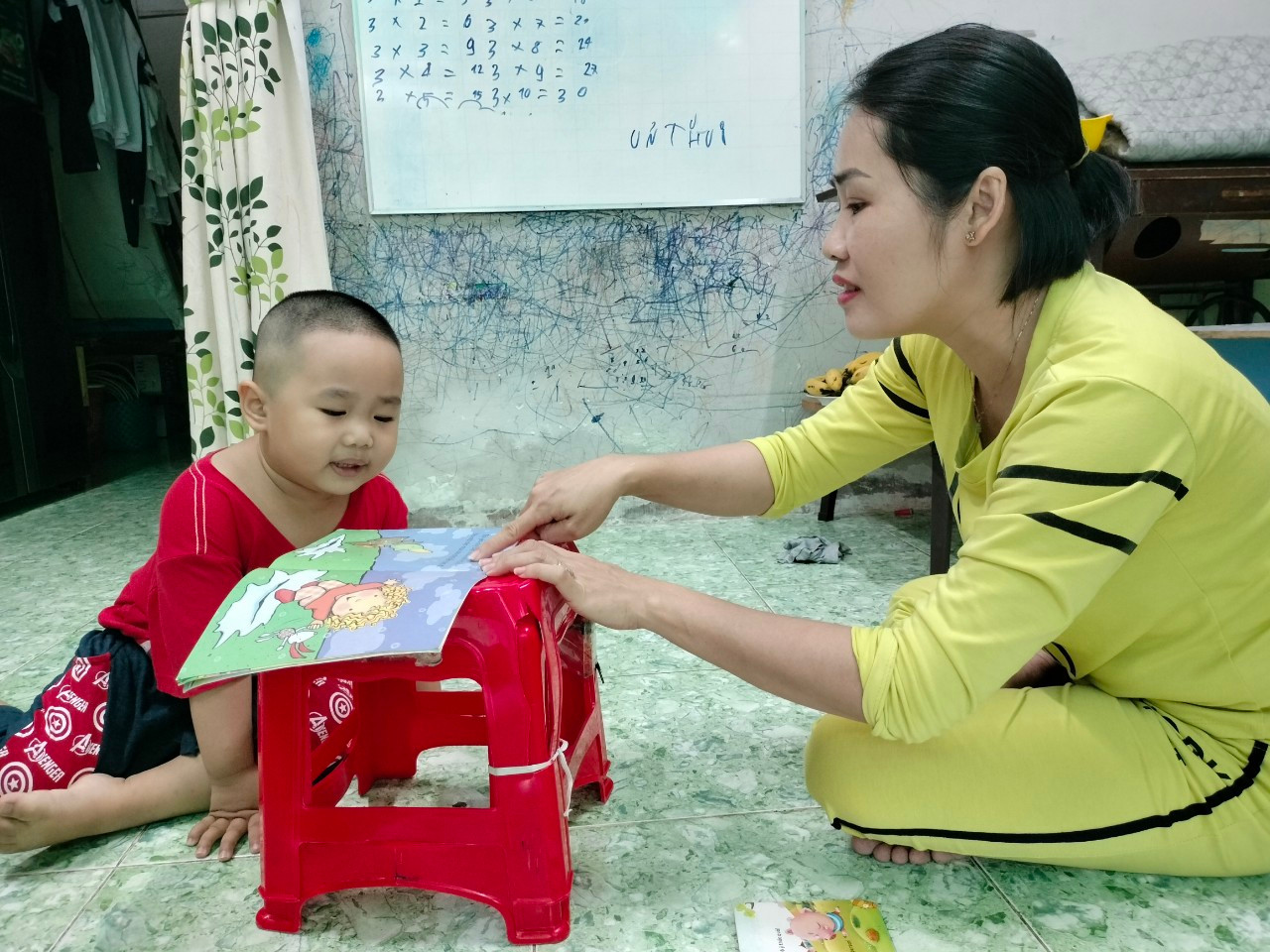 Bé Khải đọc chữ rất tự tin. Bé Khải đọc chữ rất tự tin.