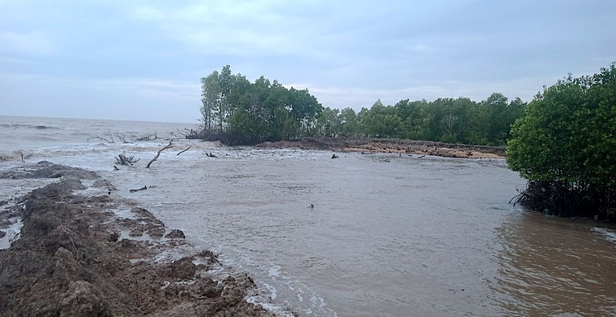 Vị trí bị sóng biển đánh vào bờ gây sạt lở vùng ven biển xã Tam Giang Đông rộng khoảng 400m2.