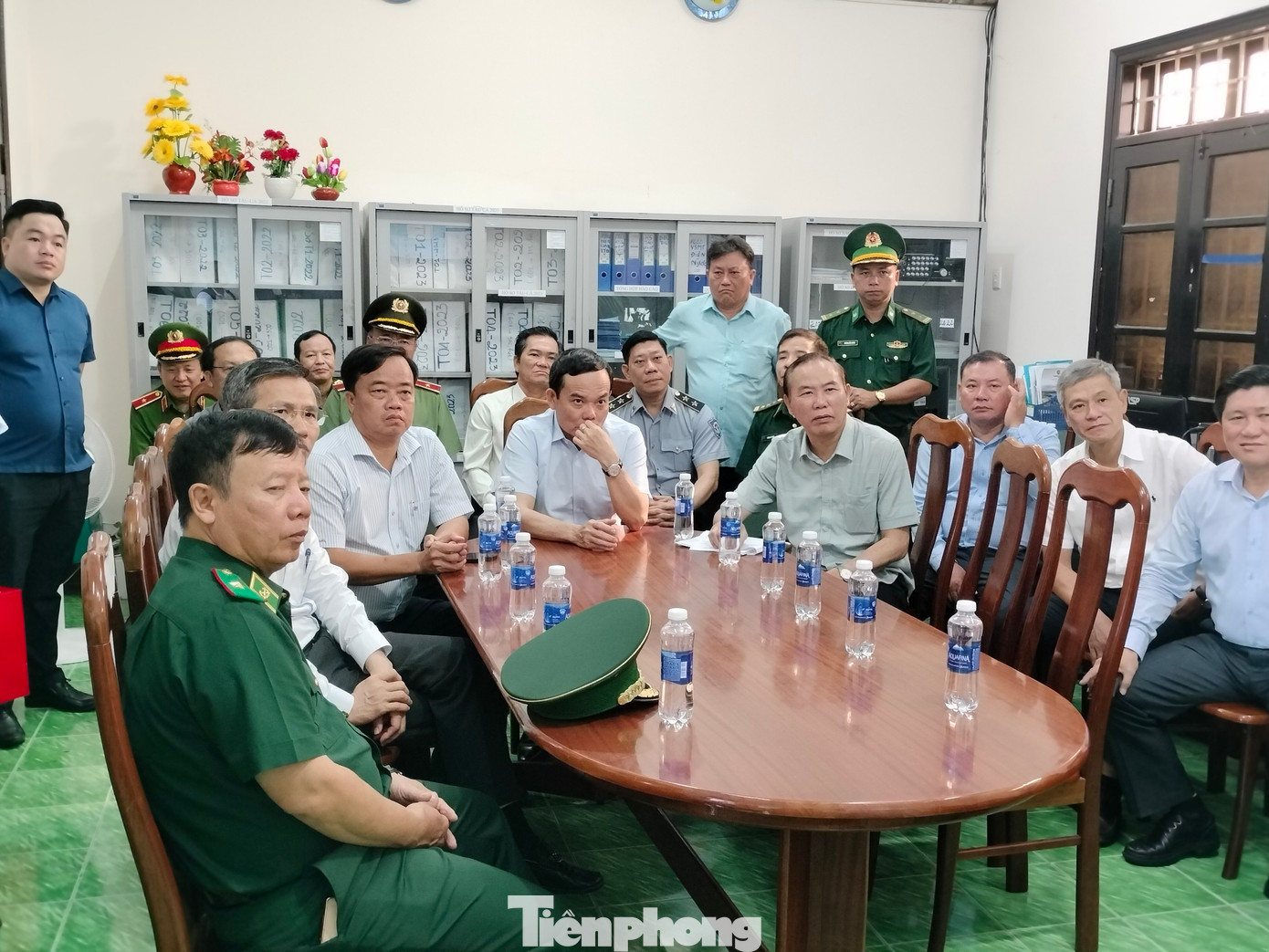 Đoàn công tác kiểm tra hoạt động phần mềm quản lý kiểm soát tàu cá tại Cảng cá Sông Đốc. Ảnh: Tân Lộc.