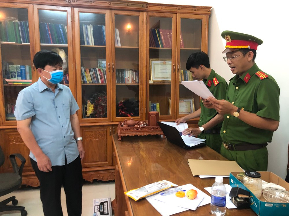 Ông Đặng Hải Đăng nghe đọc lệnh khám xét. Ông Đặng Hải Đăng nghe đọc lệnh khám xét.