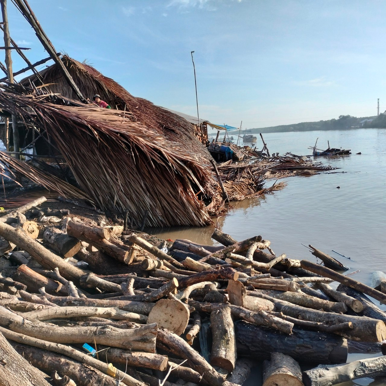 Khu vực sạt lở thuộc ấp Nhà Hội (xã Tam Giang, huyện Năm Căn) vào rạng sáng 23/5. Khu vực sạt lở thuộc ấp Nhà Hội (xã Tam Giang, huyện Năm Căn) vào rạng sáng 23/5.