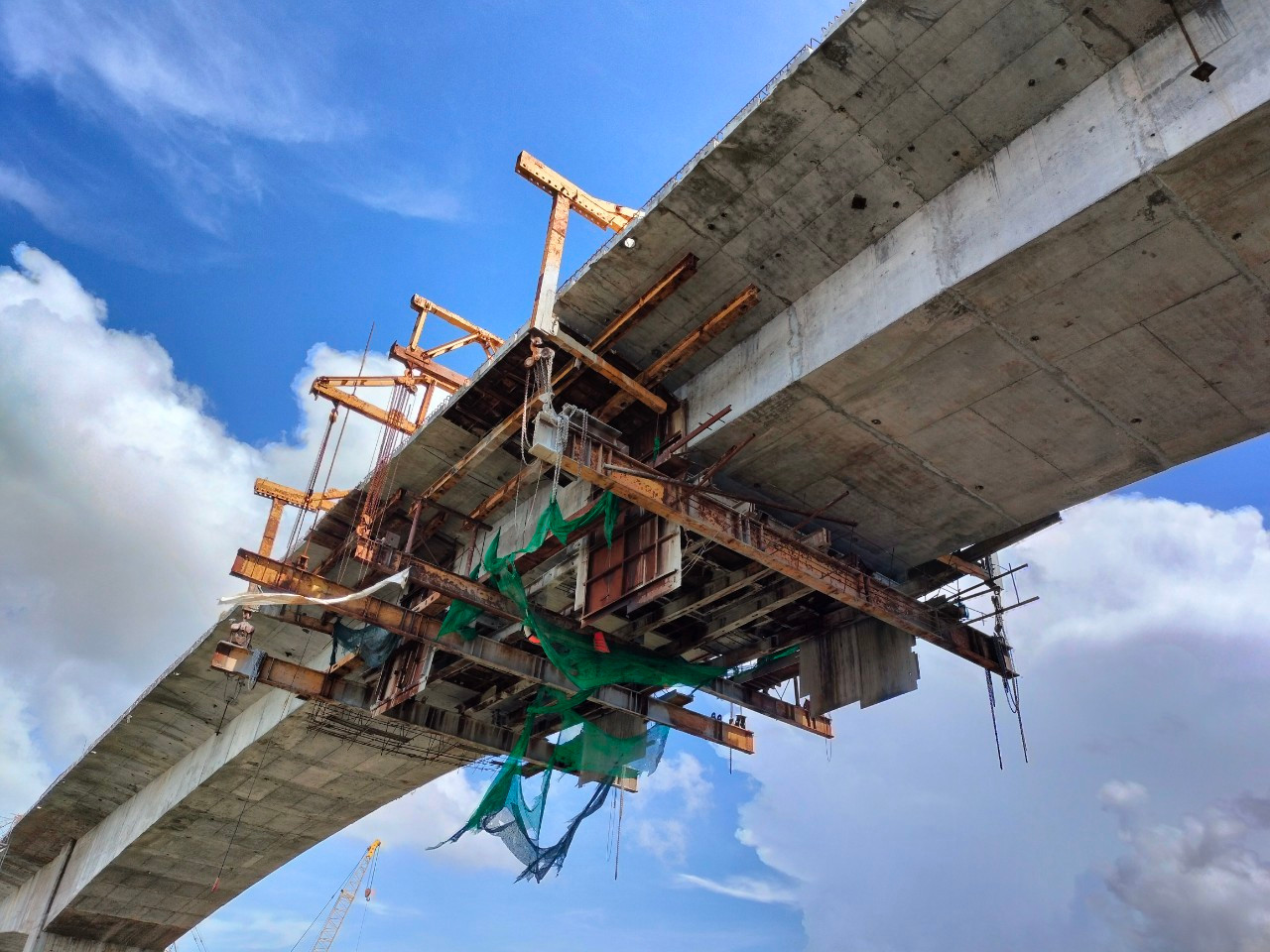 Công trình cầu bắc qua sông Ông Đốc được hợp long sáng 11/11.