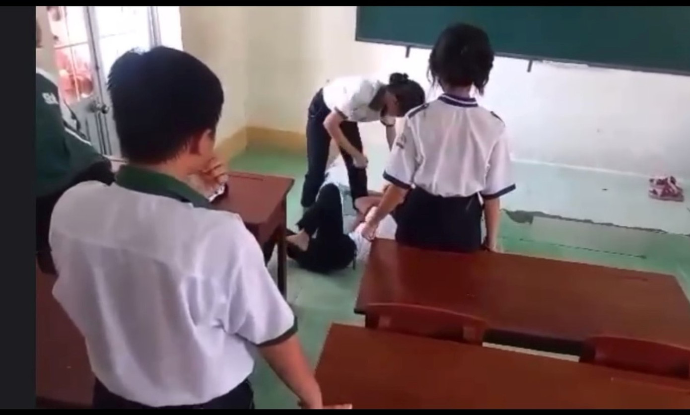 Clip ghi lại vụ việc đánh nhau tại Trường THCS Phan Ngọc Hiển. Clip ghi lại vụ việc đánh nhau tại Trường THCS Phan Ngọc Hiển.