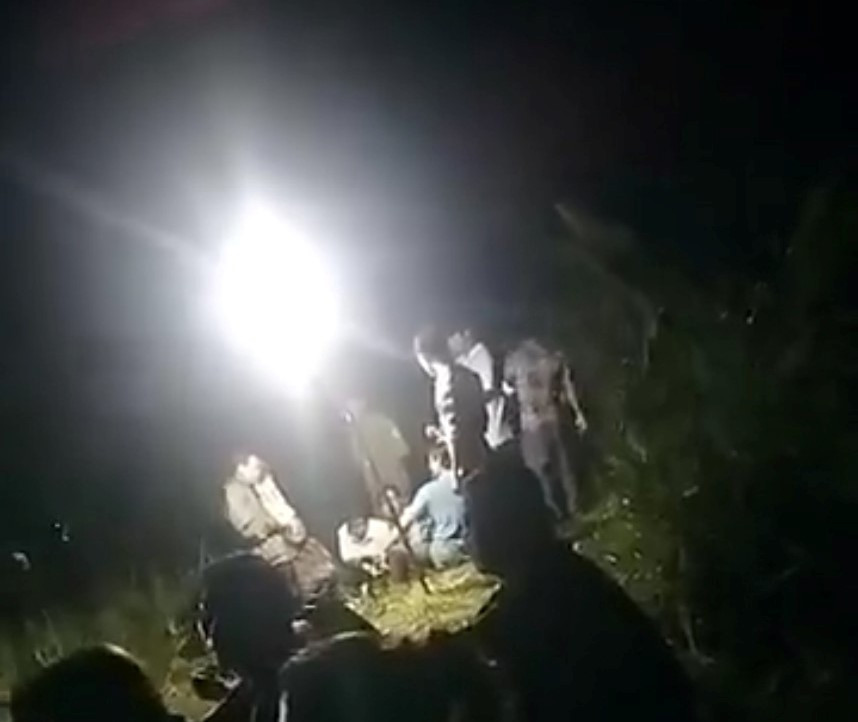 Người dân tìm thấy thi thể chị Q. bên bãi sậy.