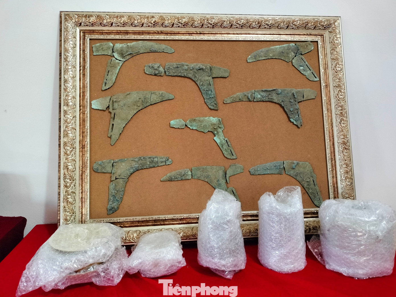 Các hiện vật được chia làm 3 nhóm chính: Nhóm hiện vật có liên quan đến 2 cuộc kháng chiến vệ quốc của nhân dân ta, nhóm hiện vật liên quan đến thời kỳ bao cấp (từ năm 1976-1986) và nhóm hiện vật gắn liền với đời sống lao động, sinh hoạt sản xuất của bà con miền Nam… Trong ảnh là bộ binh khí đồng Đông Sơn bằng đồng.