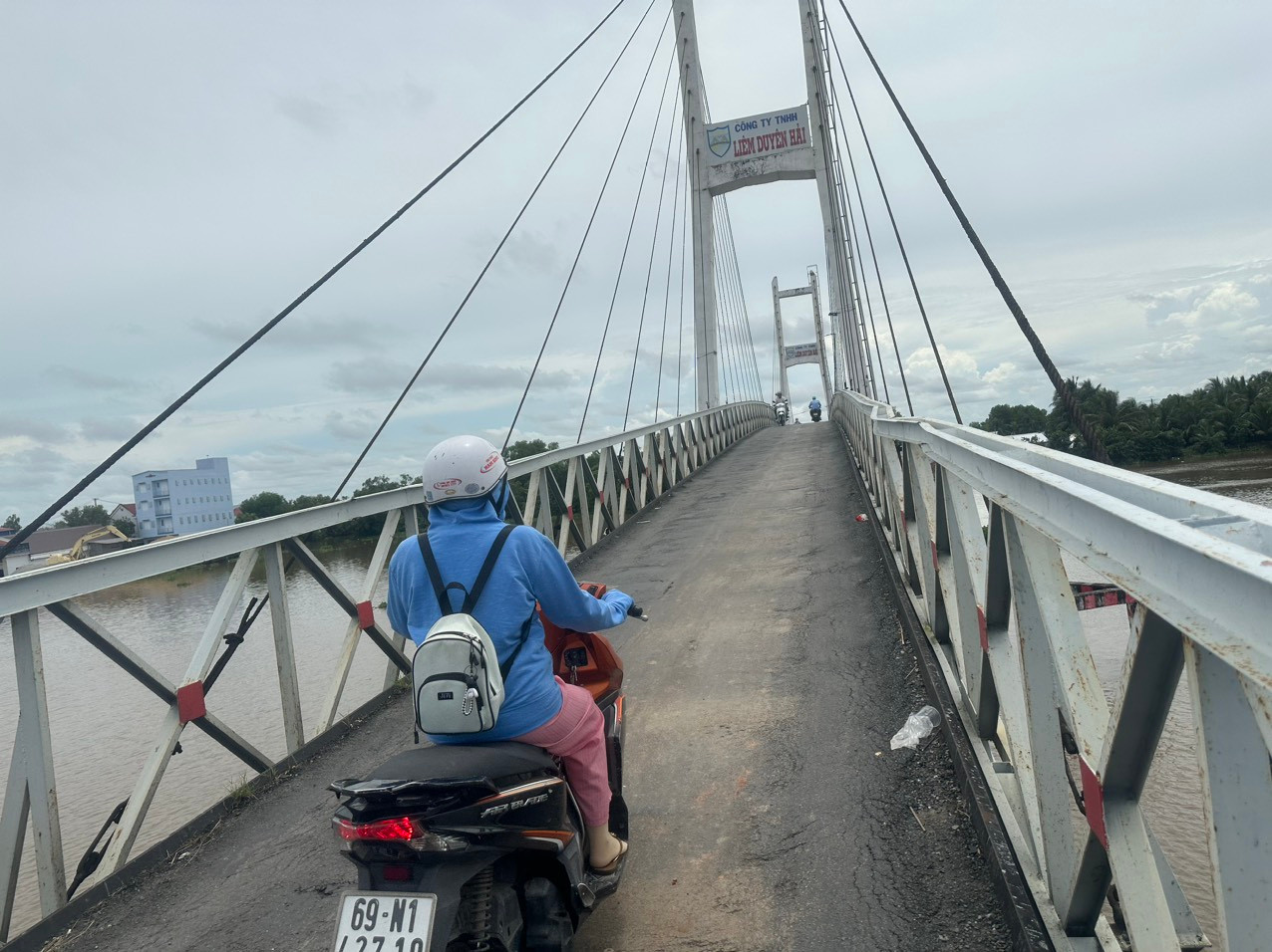 Trao đổi với phóng viên Tiền Phong, ông Trương Ngọc Kiệm - Giám đốc Công ty TNHH Liêm Duyên Hải (đơn vị khai thác thu phí cầu Rạch Ráng) cho biết, đơn vị đã có văn bản yêu cầu ngành chức năng đánh giá mức độ thiệt hại, xử lý trường hợp xe quá tải vượt qua làm cầu hư hỏng nặng.