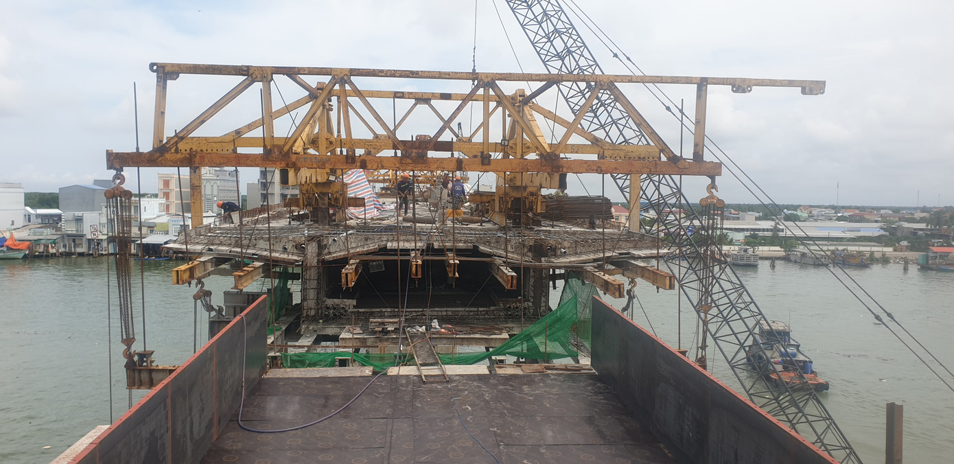 Việc triển khai xây dựng cầu gặp nhiều khó khăn trong giải phóng mặt bằng, giá nhiên liệu tăng cao, khan hiếm nguồn vật liệu…tuy nhiên, đến nay khối lượng công việc đã đảm bảo, dự kiến cầu sẽ thông xe kỹ thuật trong tháng 10. Việc triển khai xây dựng cầu gặp nhiều khó khăn trong giải phóng mặt bằng, giá nhiên liệu tăng cao, khan hiếm nguồn vật liệu…tuy nhiên, đến nay khối lượng công việc đã đảm bảo, dự kiến cầu sẽ thông xe kỹ thuật trong tháng 10.