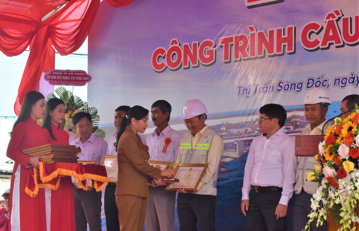 Tặng bằng khen các cá nhân có thành tích góp phần hoàn thành xây dựng cầu. Tặng bằng khen các cá nhân có thành tích góp phần hoàn thành xây dựng cầu.