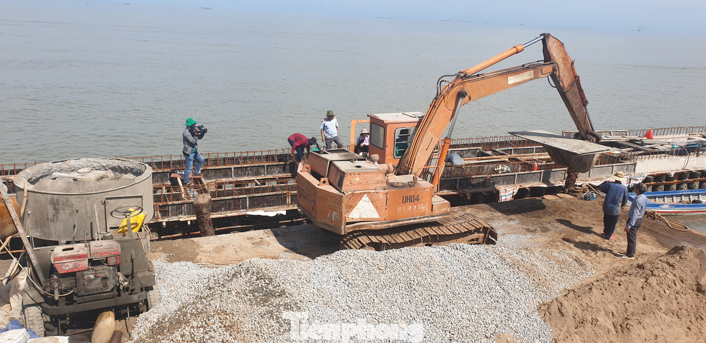 Năm 2023, tỉnh Cà Mau đã triển khai khẩn cấp khắc phục sạt lở kè và cứng hóa mái đê với chiều dài hơn 3,9km với mức đầu tư gần 9 tỷ đồng và quyết tâm thi công hoàn thành trước mùa mưa bão năm nay. Năm 2023, tỉnh Cà Mau đã triển khai khẩn cấp khắc phục sạt lở kè và cứng hóa mái đê với chiều dài hơn 3,9km với mức đầu tư gần 9 tỷ đồng và quyết tâm thi công hoàn thành trước mùa mưa bão năm nay.