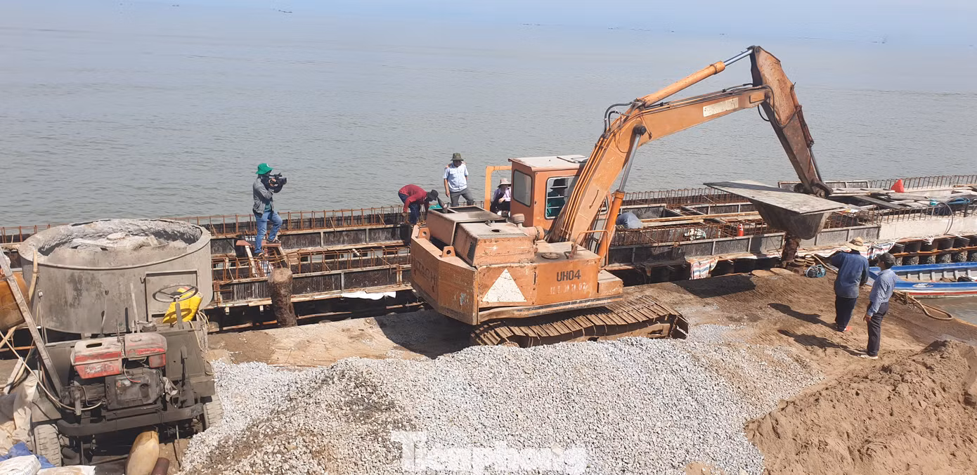 Năm 2023, tỉnh Cà Mau đã triển khai khẩn cấp khắc phục sạt lở kè và cứng hóa mái đê với chiều dài hơn 3,9km với mức đầu tư gần 9 tỷ đồng và quyết tâm thi công hoàn thành trước mùa mưa bão năm nay.
