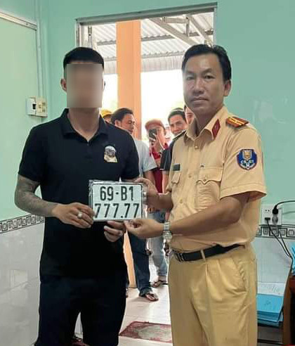 Anh X. may mắn bấm được biển số xe “ngũ quý” 7. Anh X. may mắn bấm được biển số xe “ngũ quý” 7.