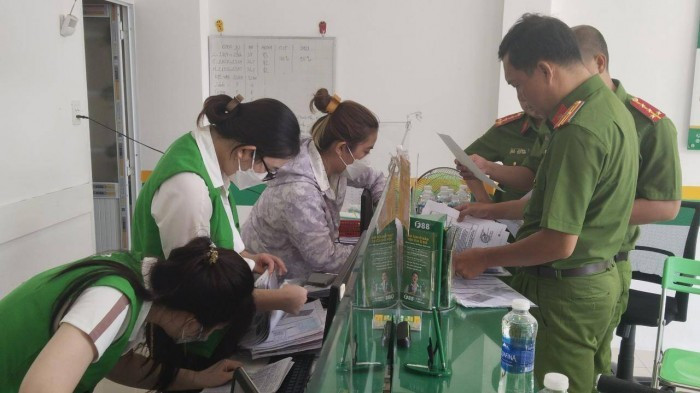 Cảnh sát kiểm tra một điểm giao dịch Công ty F88 tại Bạc Liêu. Cảnh sát kiểm tra một điểm giao dịch Công ty F88 tại Bạc Liêu.