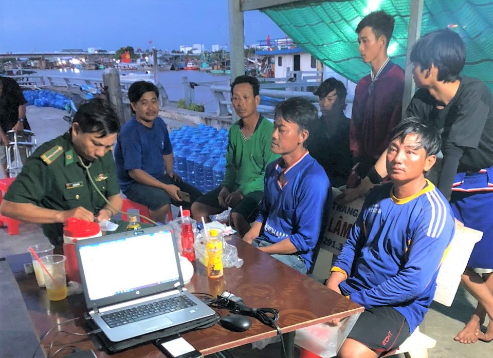 Các thuyền viên bị nạn được đưa vào bờ an toàn. Ảnh: Tuấn Tú. Các thuyền viên bị nạn được đưa vào bờ an toàn. Ảnh: Tuấn Tú.