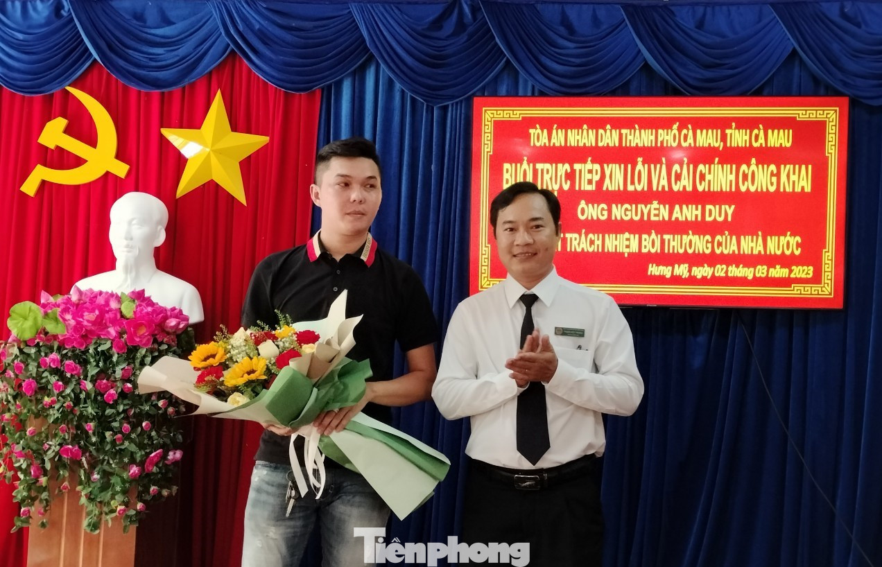 Anh Nguyễn Anh Duy nhận hoa thay lời xin lỗi từ Phó Chánh án TAND TP. Cà Mau. Anh Nguyễn Anh Duy nhận hoa thay lời xin lỗi từ Phó Chánh án TAND TP. Cà Mau.