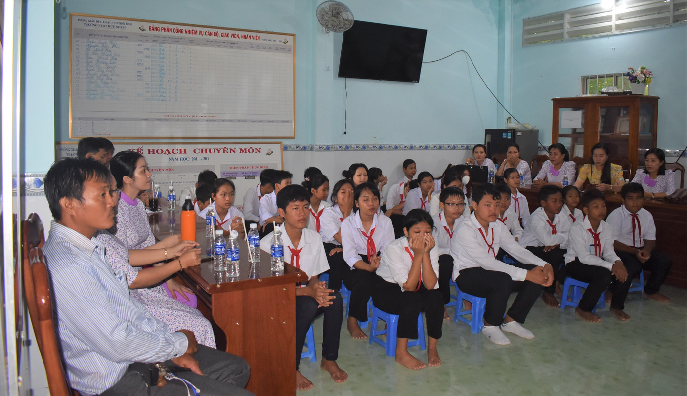 Thầy và trò Trường PTDT Nội trú Hữu Nhem dự lễ khai giảng trong phòng họp hội đồng của trường.