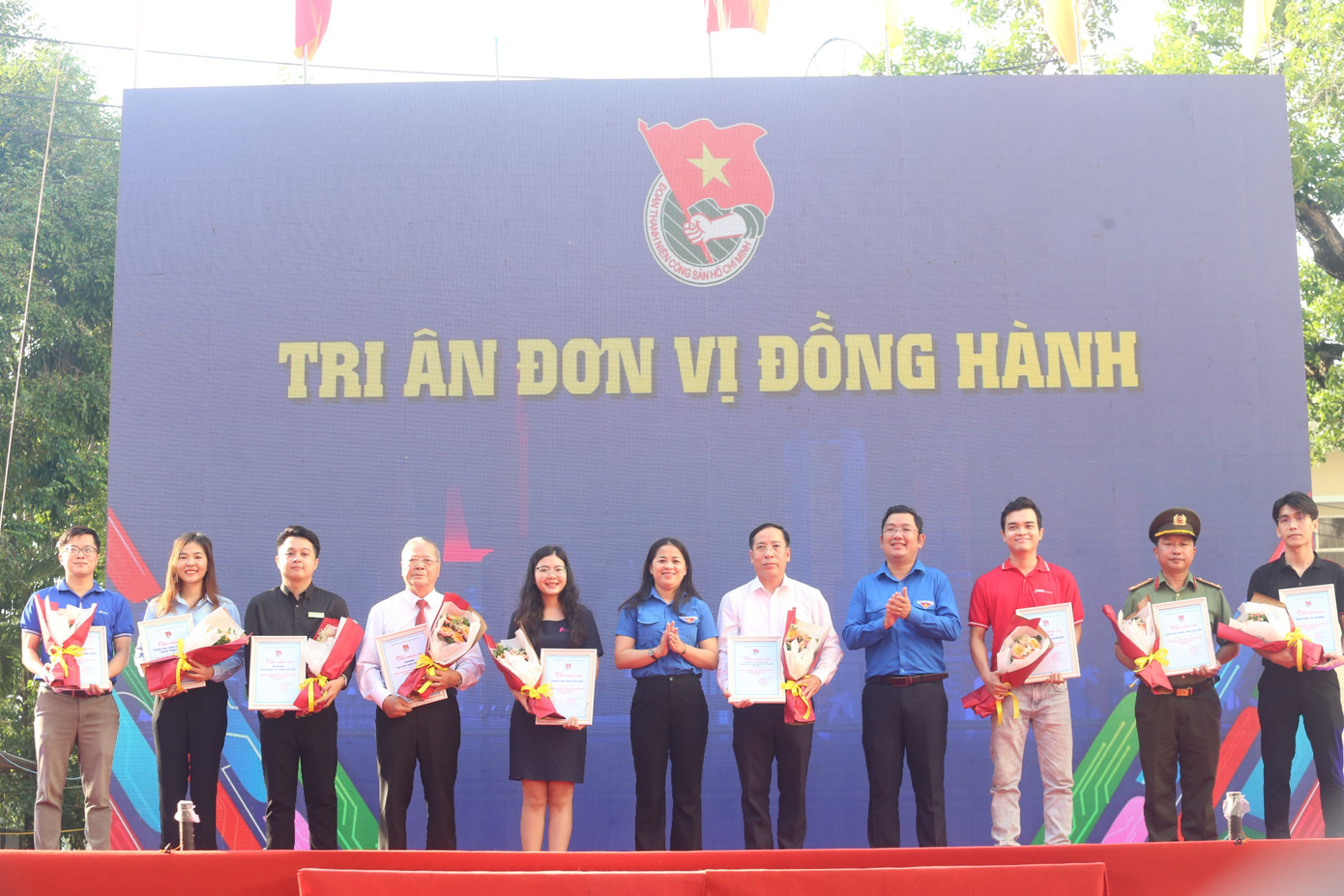 Lãnh đạo Thành đoàn trao thư cảm ơn và tặng hoa cho các đơn vị đồng hành của tuổi trẻ thành phố trong Chiến dịch thanh niên tình nguyện hè 2023.