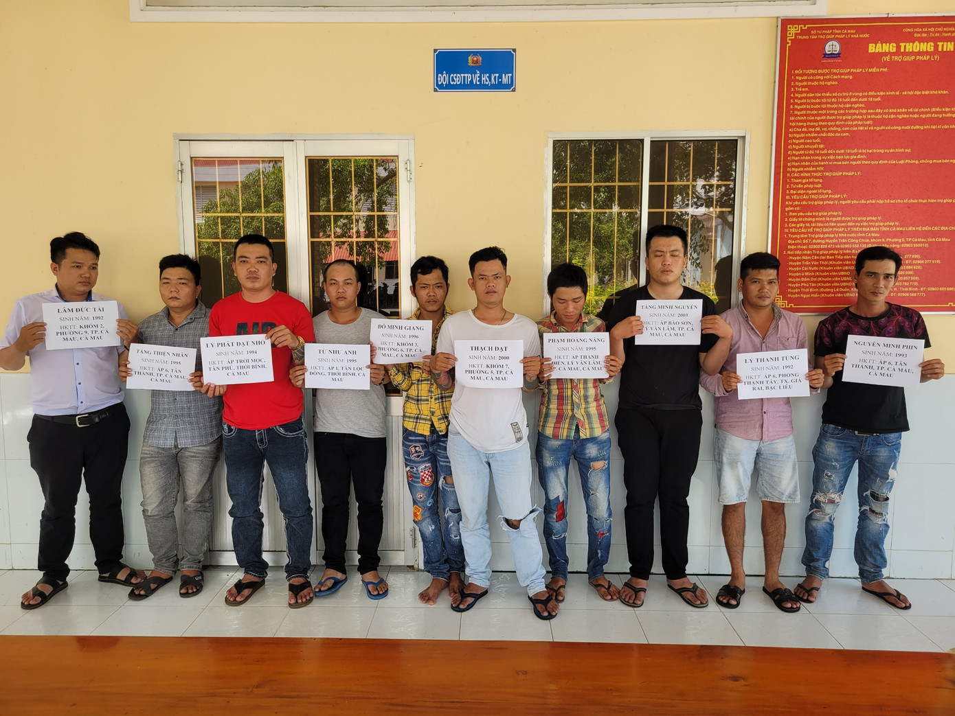 Nhóm người thuê xe taxi đi giải quyết mâu thuẫn. Ảnh công an cung cấp.