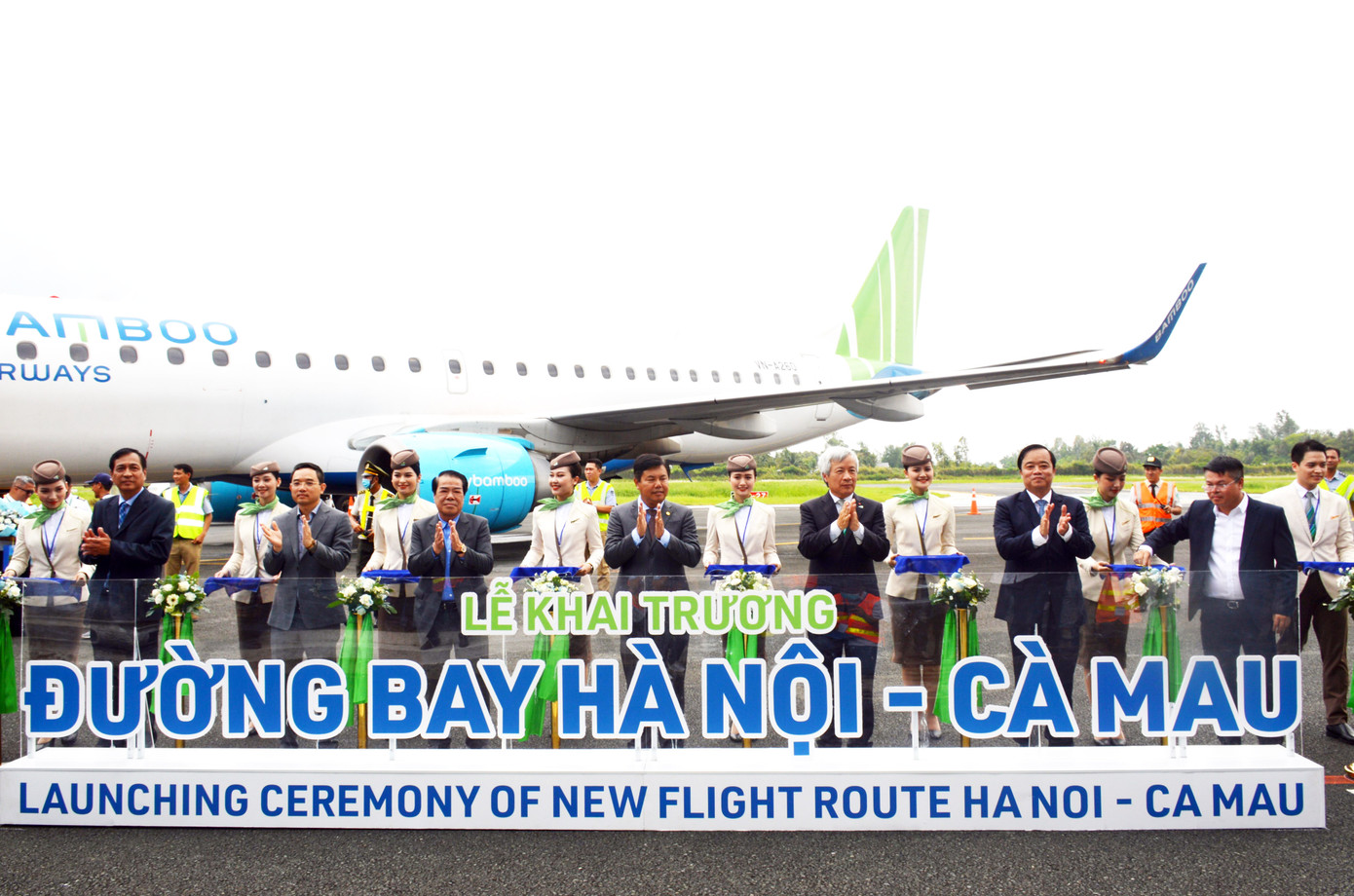 Các đại biểu cắt băng khai trương đường bay Hà Nội - Cà Mau.