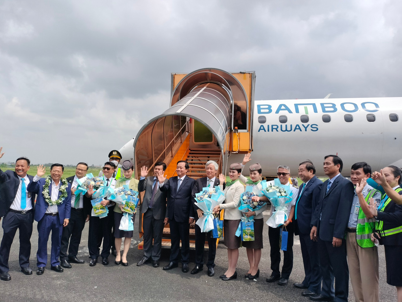 Đại biểu chụp ảnh lưu niệm cùng phi hành đoàn.