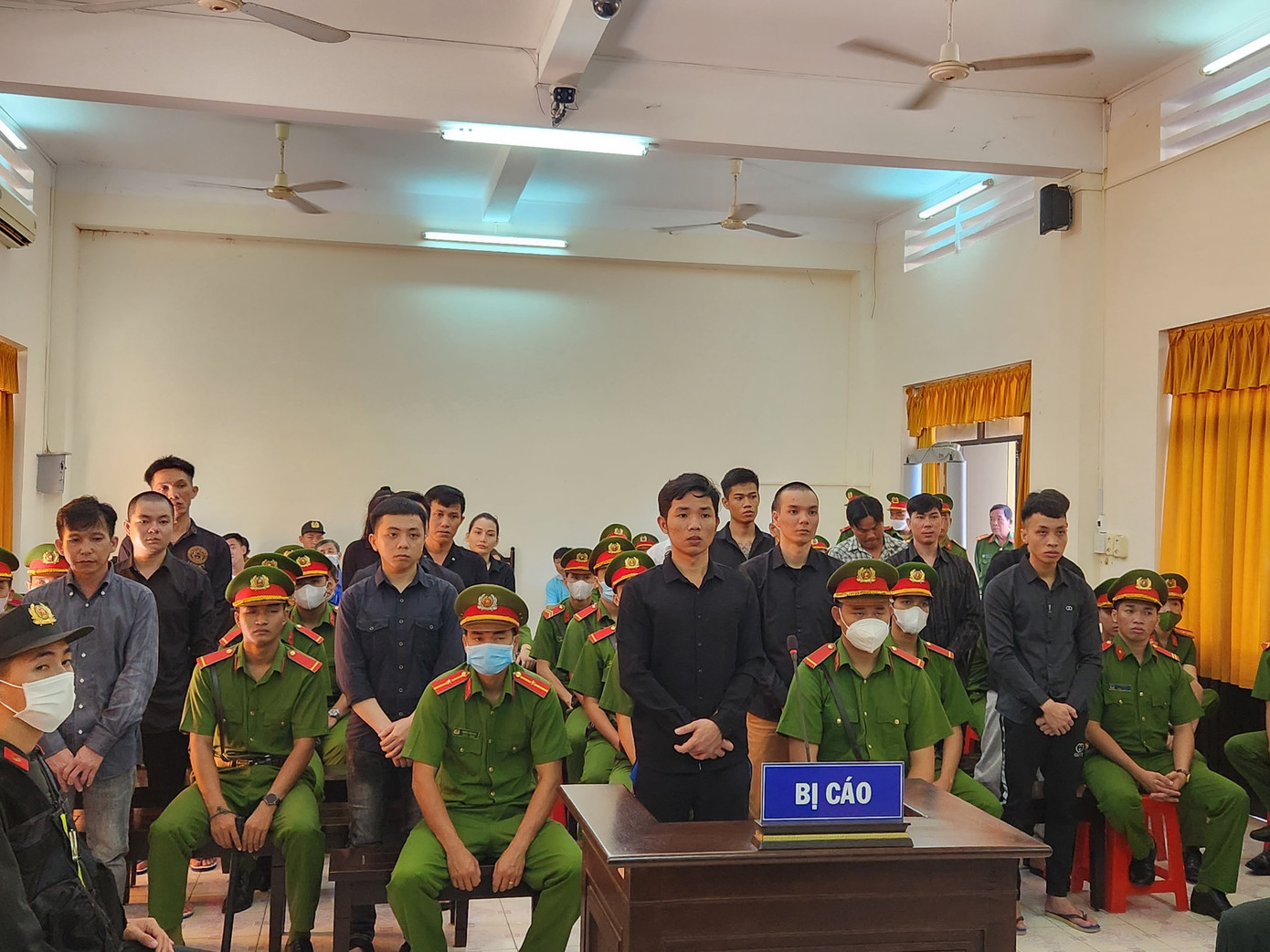 Các bị cáo tại toà. Các bị cáo tại toà.