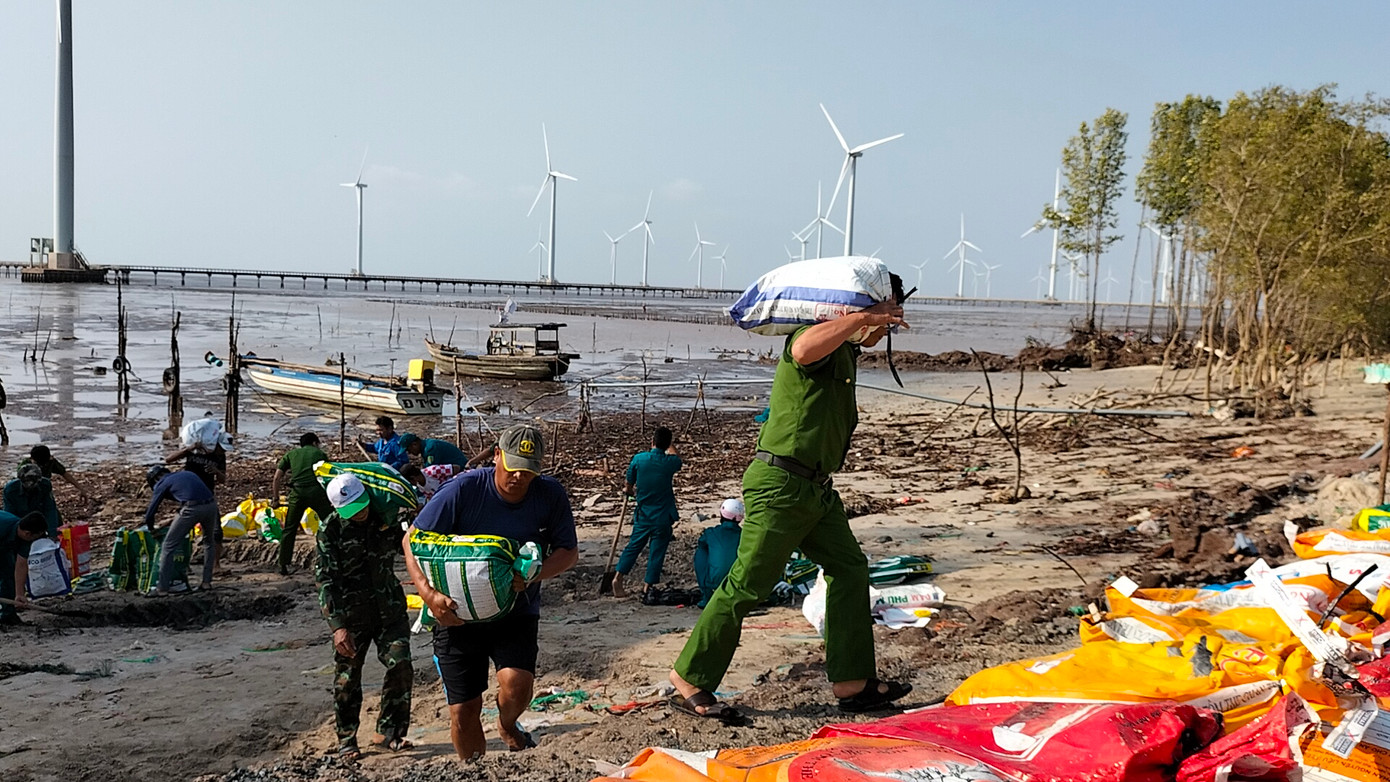 Lực lượng Công an xã, Dân quân Tự vệ, cán bộ, chiến sĩ thuộc Đồn Biên phòng Nhà Mát và người dân địa phương khẩn trương vô bao đất, cát để đắp xung quanh khu vực sạt lở.