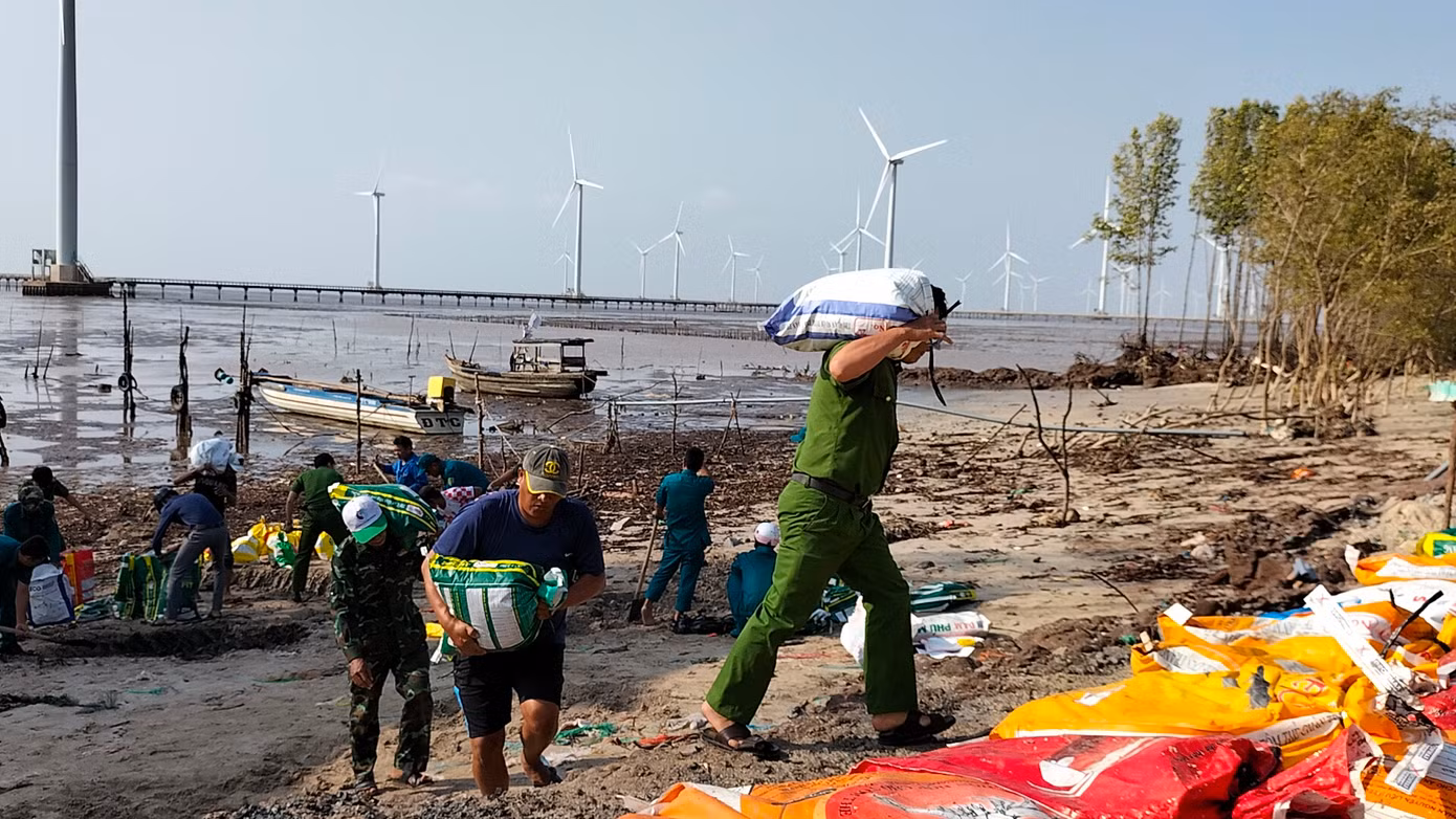 Lực lượng Công an xã, Dân quân Tự vệ, cán bộ, chiến sĩ thuộc Đồn Biên phòng Nhà Mát và người dân địa phương khẩn trương vô bao đất, cát để đắp xung quanh khu vực sạt lở. Lực lượng Công an xã, Dân quân Tự vệ, cán bộ, chiến sĩ thuộc Đồn Biên phòng Nhà Mát và người dân địa phương khẩn trương vô bao đất, cát để đắp xung quanh khu vực sạt lở.
