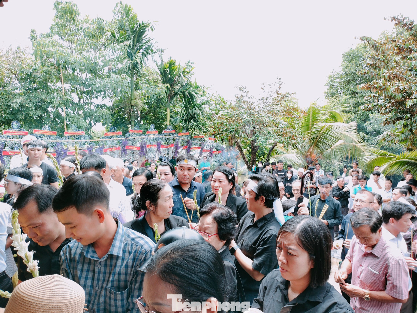 "Tôi sinh ra, lớn lên trong thế kỷ 20 và đầu thế kỷ 21. Năm 2019, tôi đã 92 tuổi đời, 70 tuổi Đảng. Cuốn sách "Dấu chân in đậm trên quê hương, đất nước" ghi lại những kỷ niệm sâu sắc trong cuộc đời của tôi dành tặng cho con cháu, bạn bè, đồng chí, đồng bào thân thiết và cho đời sau" - trích di huấn của ông Lê Phước Thọ để lại.