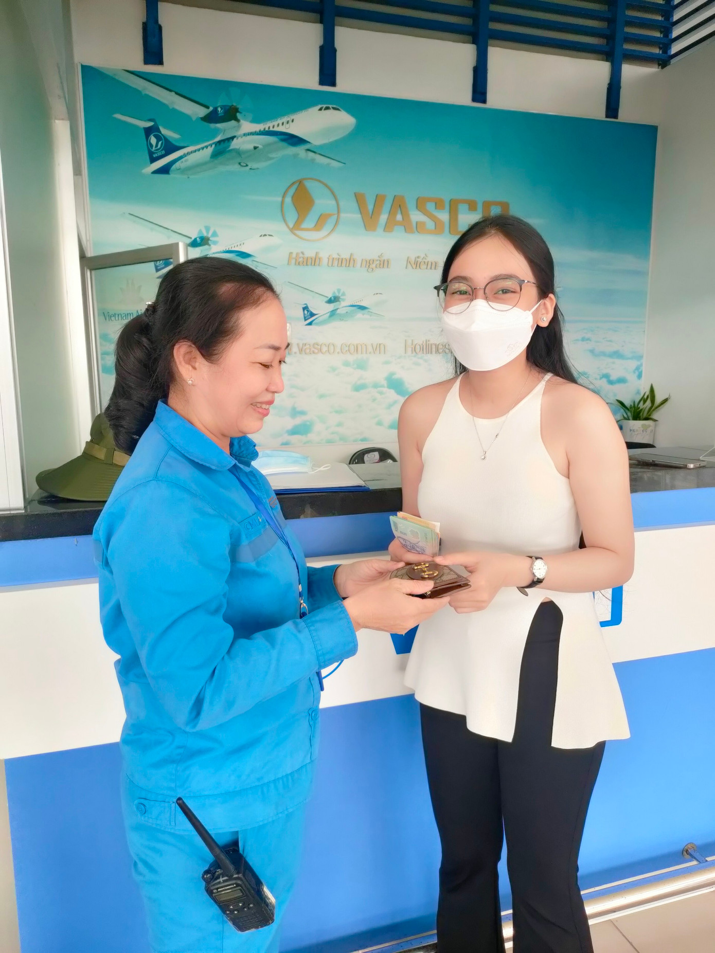 Hành khách vui mừng nhận lại tài sản để quên trên tàu bay.