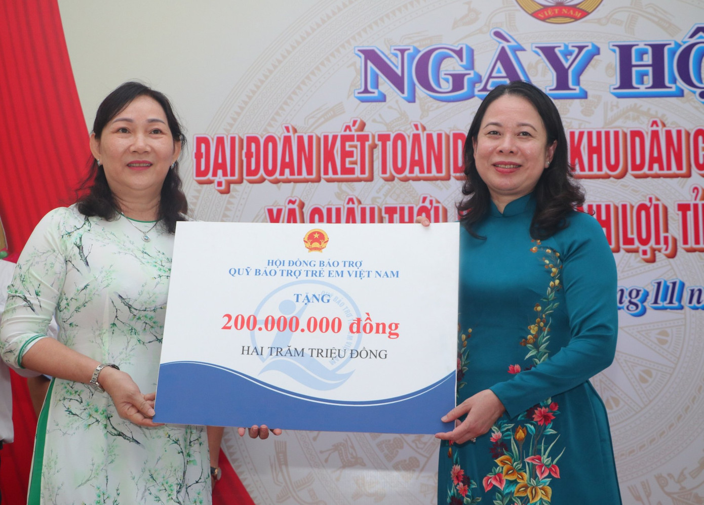 Phó Chủ tịch nước Võ Thị Ánh Xuân tặng 200 triệu đồng cho Quỹ Bảo trợ trẻ em tỉnh Bạc Liêu.