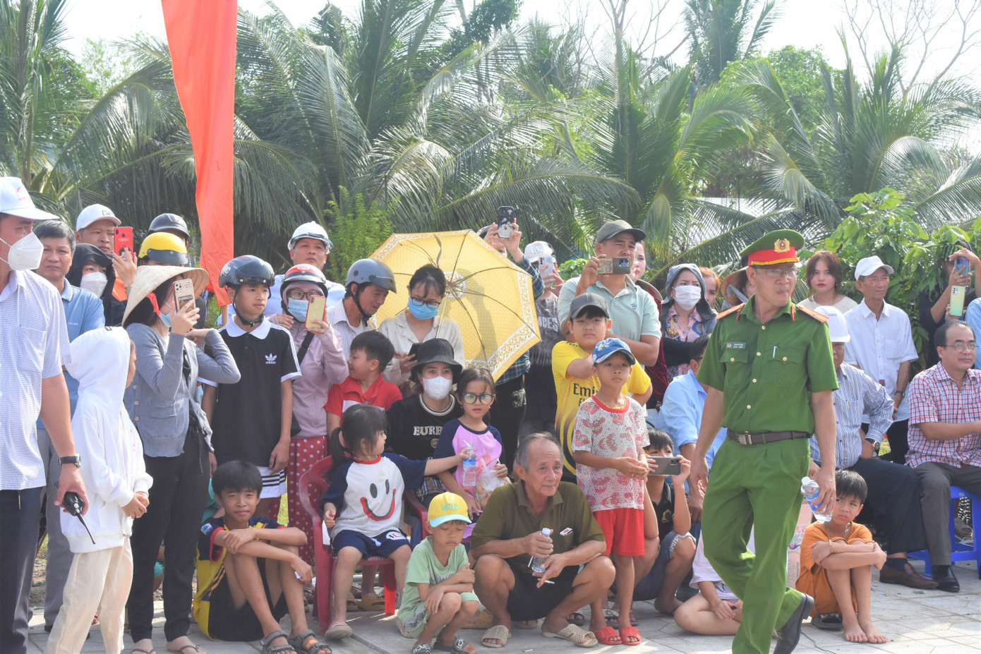 Người dân vui mừng khi cầu sông Ông Đốc được thông xe, xóa bỏ thế độc đạo về giao thông đường bộ tại khu vực cửa biển Sông Đốc. Người dân vui mừng khi cầu sông Ông Đốc được thông xe, xóa bỏ thế độc đạo về giao thông đường bộ tại khu vực cửa biển Sông Đốc.