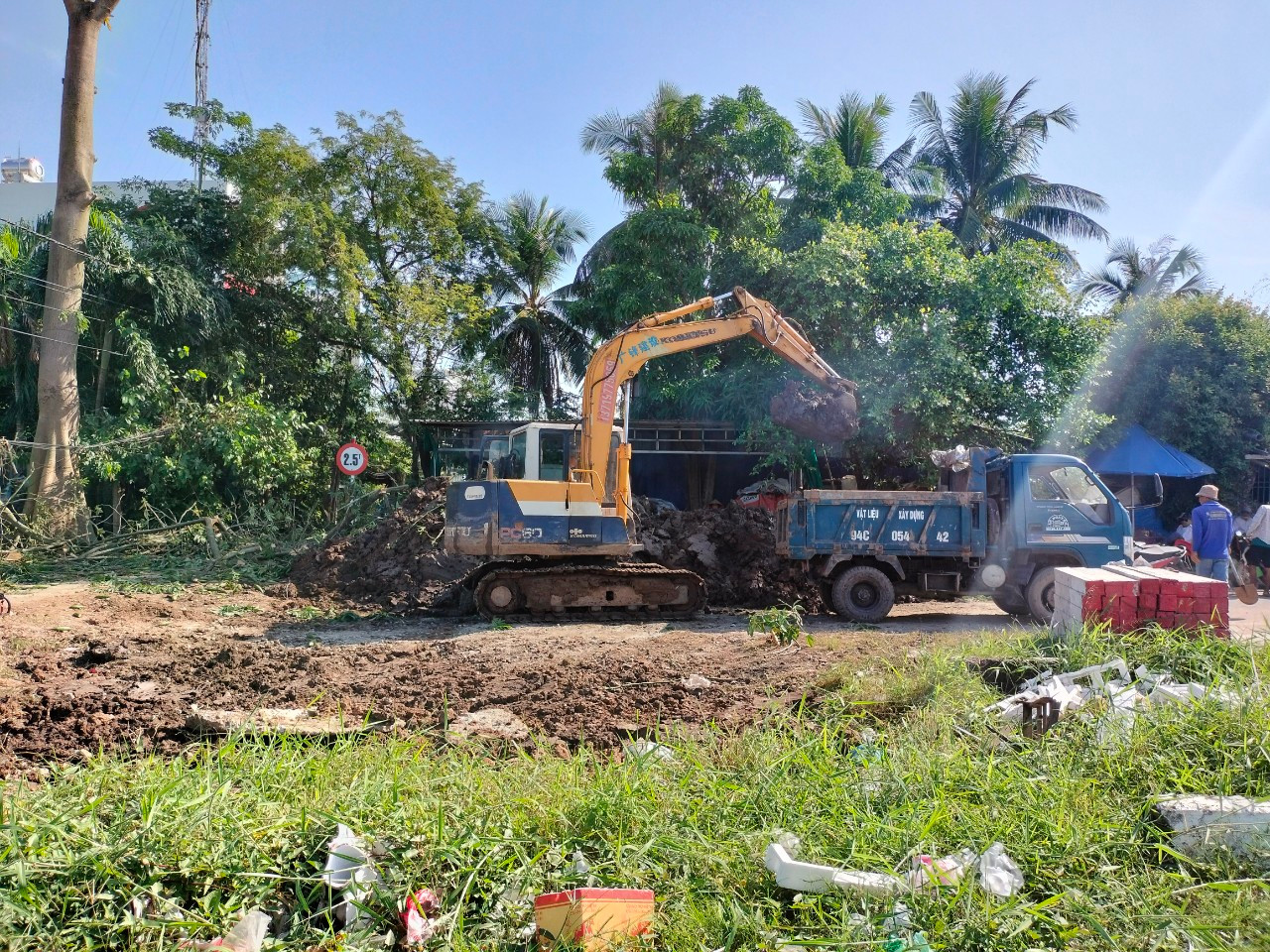 Đơn vị thi công tiến hành san lấp mặt bằng thi công tuyến đường Võ Văn Kiệt. Đơn vị thi công tiến hành san lấp mặt bằng thi công tuyến đường Võ Văn Kiệt.
