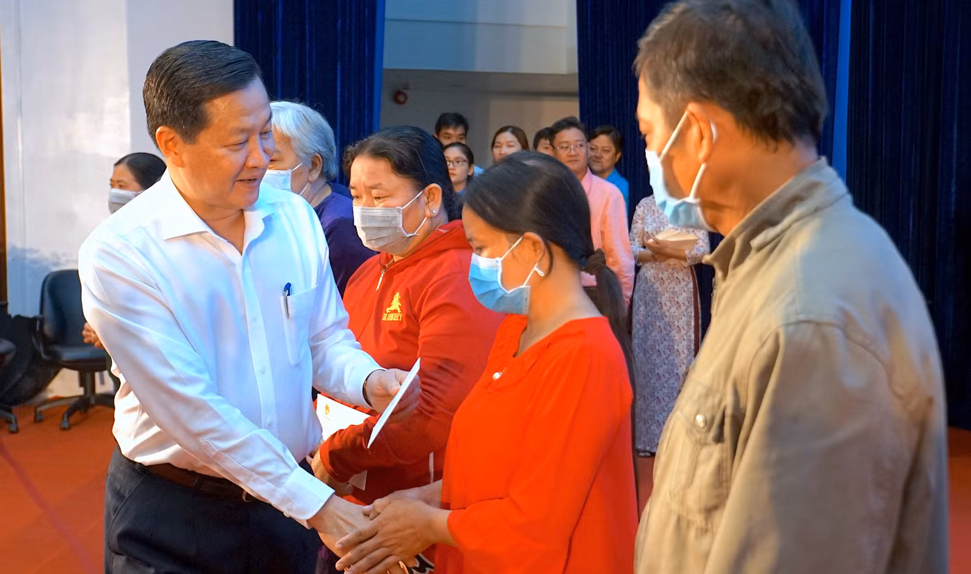 Phó Thủ tướng Lê Minh Khái trao tặng quà Tết cho công nhân lao động có hoàn cảnh khó khăn tại Cà Mau.