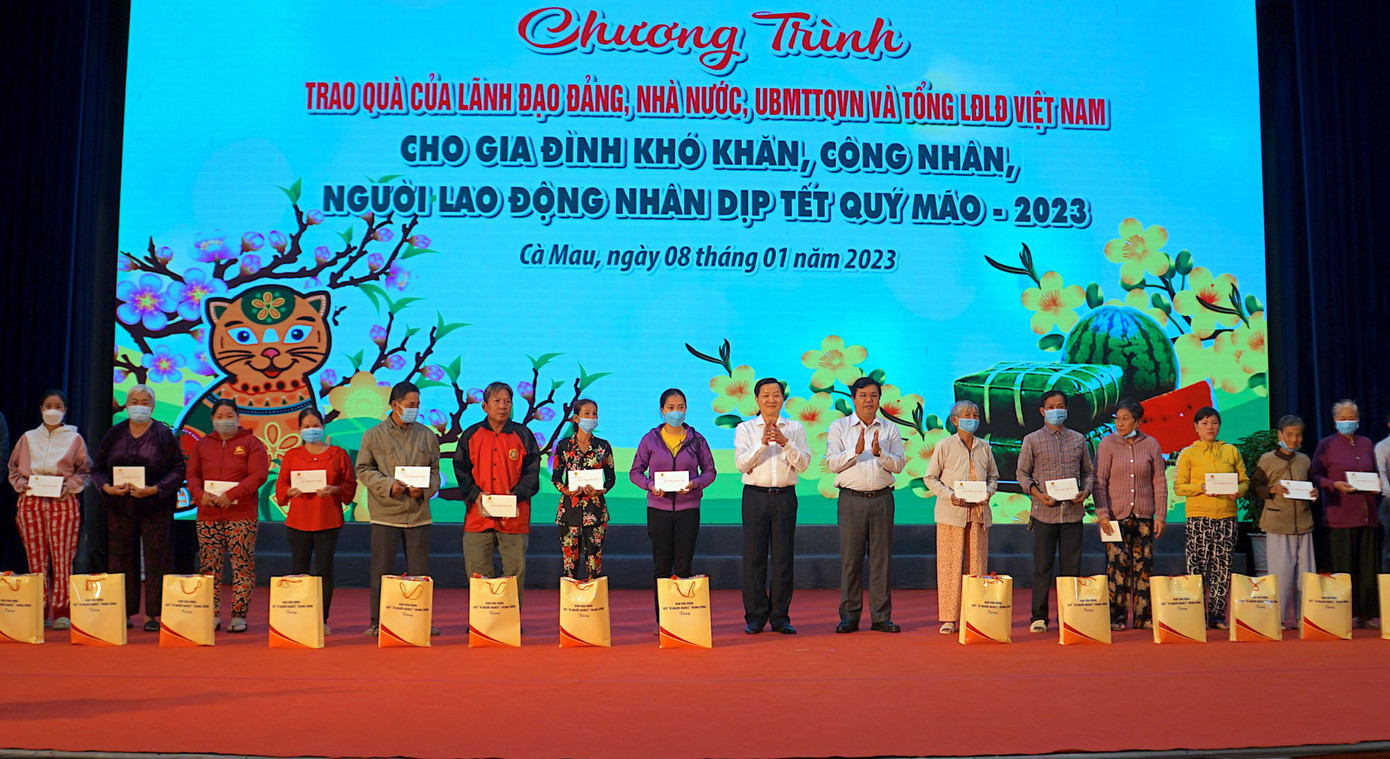 Phó Thủ tướng Lê Minh Khái và Bí thư Tỉnh uỷ Cà Mau trao tặng quà Tết cho công nhân lao động có hoàn cảnh khó khăn và hộ nghèo tại Cà Mau.