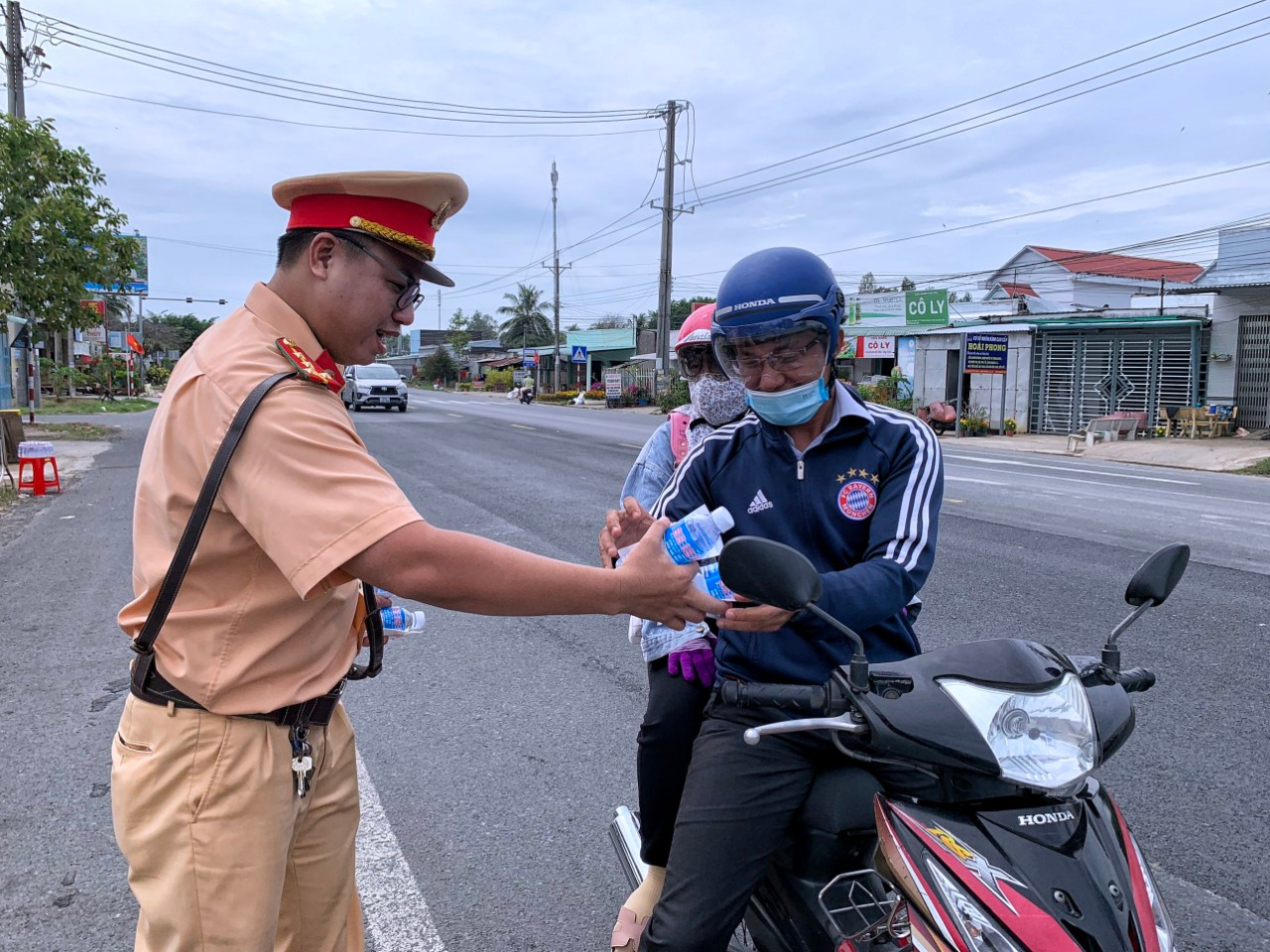 Lực lượng CSGT Công an tỉnh Bạc Liêu trao tận tay người dân chai nước suối để giải khát rồi tiếp tục hành trình. Lực lượng CSGT Công an tỉnh Bạc Liêu trao tận tay người dân chai nước suối để giải khát rồi tiếp tục hành trình.