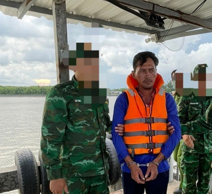 Phan Văn Vắt được đưa vào bờ giao cho công an điều tra, xử lý theo quy định của pháp luật.