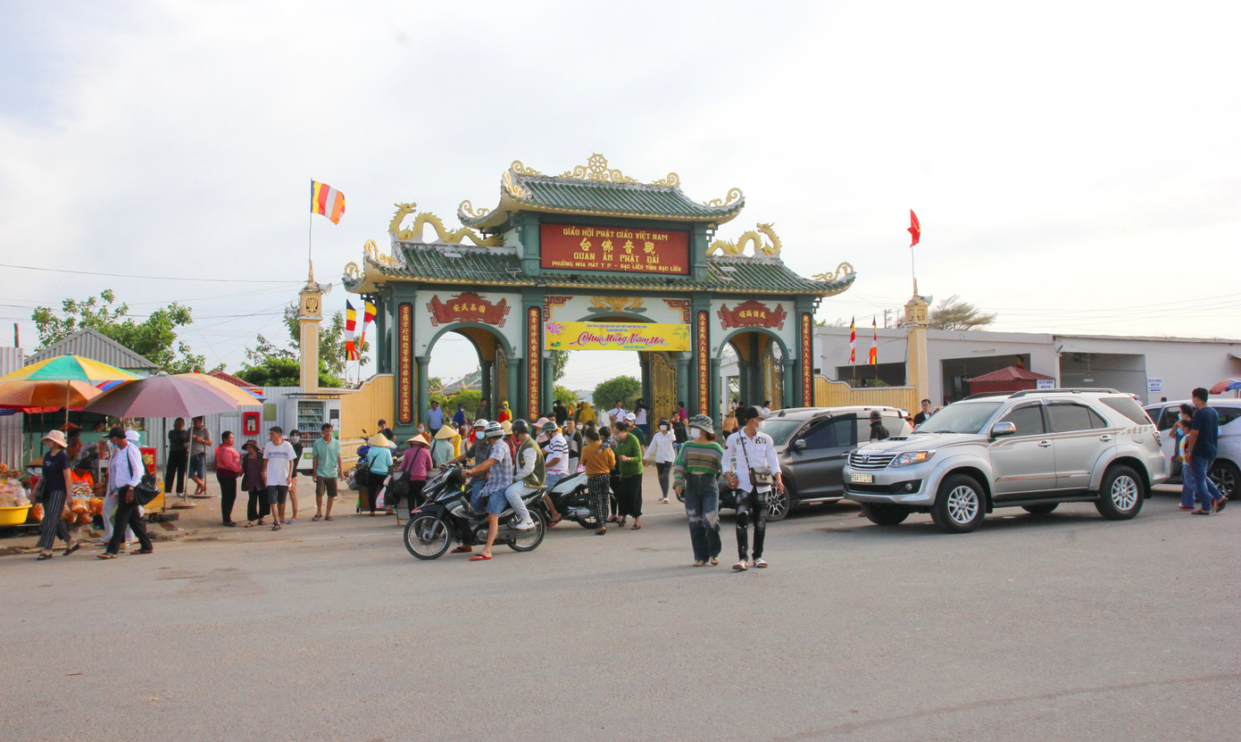 Khu vực trước cổng tam quan Quan Âm Phật Đài.