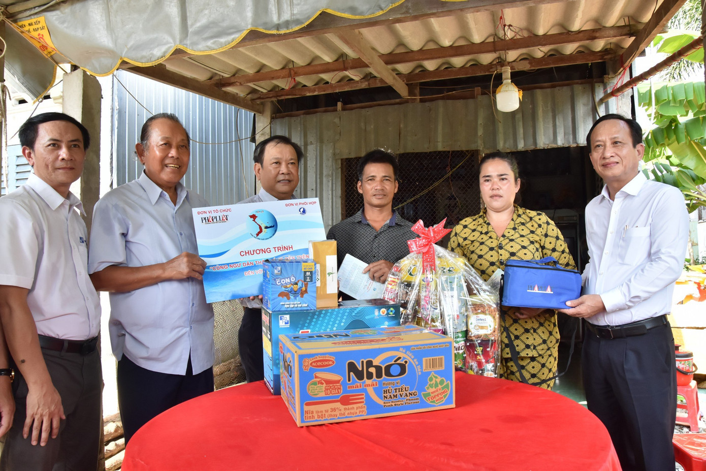 Ông Trương Hòa Bình, nguyên Phó Thủ tướng Thường trực Chính phủ cùng đoàn đến thăm hỏi, tặng quà 3 gia đình ngư dân có hoàn cảnh khó khăn tại Bạc Liêu. Ông Trương Hòa Bình, nguyên Phó Thủ tướng Thường trực Chính phủ cùng đoàn đến thăm hỏi, tặng quà 3 gia đình ngư dân có hoàn cảnh khó khăn tại Bạc Liêu.