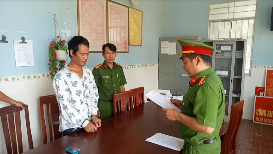 Hoài bị bắt tạm giam để điều tra về hành vi cố ý gây thương tích. Ảnh: Công an huyện Hòa Bình. Hoài bị bắt tạm giam để điều tra về hành vi cố ý gây thương tích. Ảnh: Công an huyện Hòa Bình.