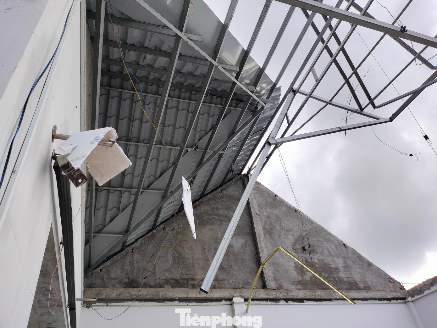 Căn nhà kiên cố cũng bị lốc xoáy thổi bay trong tích tắc.