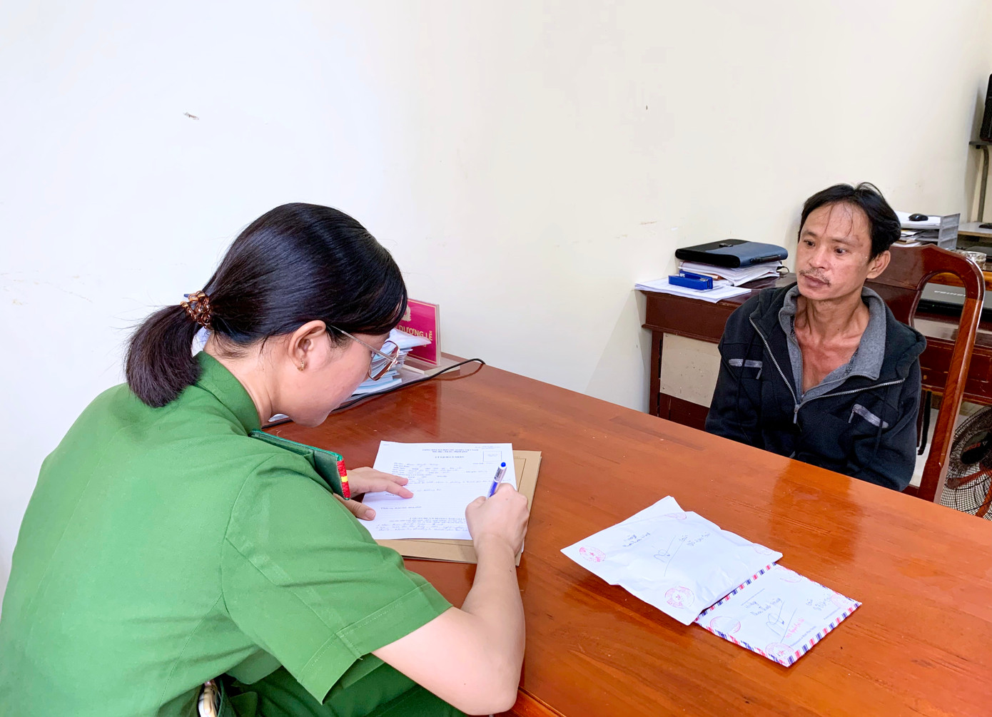 Đối tượng Phan Thanh Hoàng tại cơ quan công an. (Ảnh: Trọng Nguyễn).