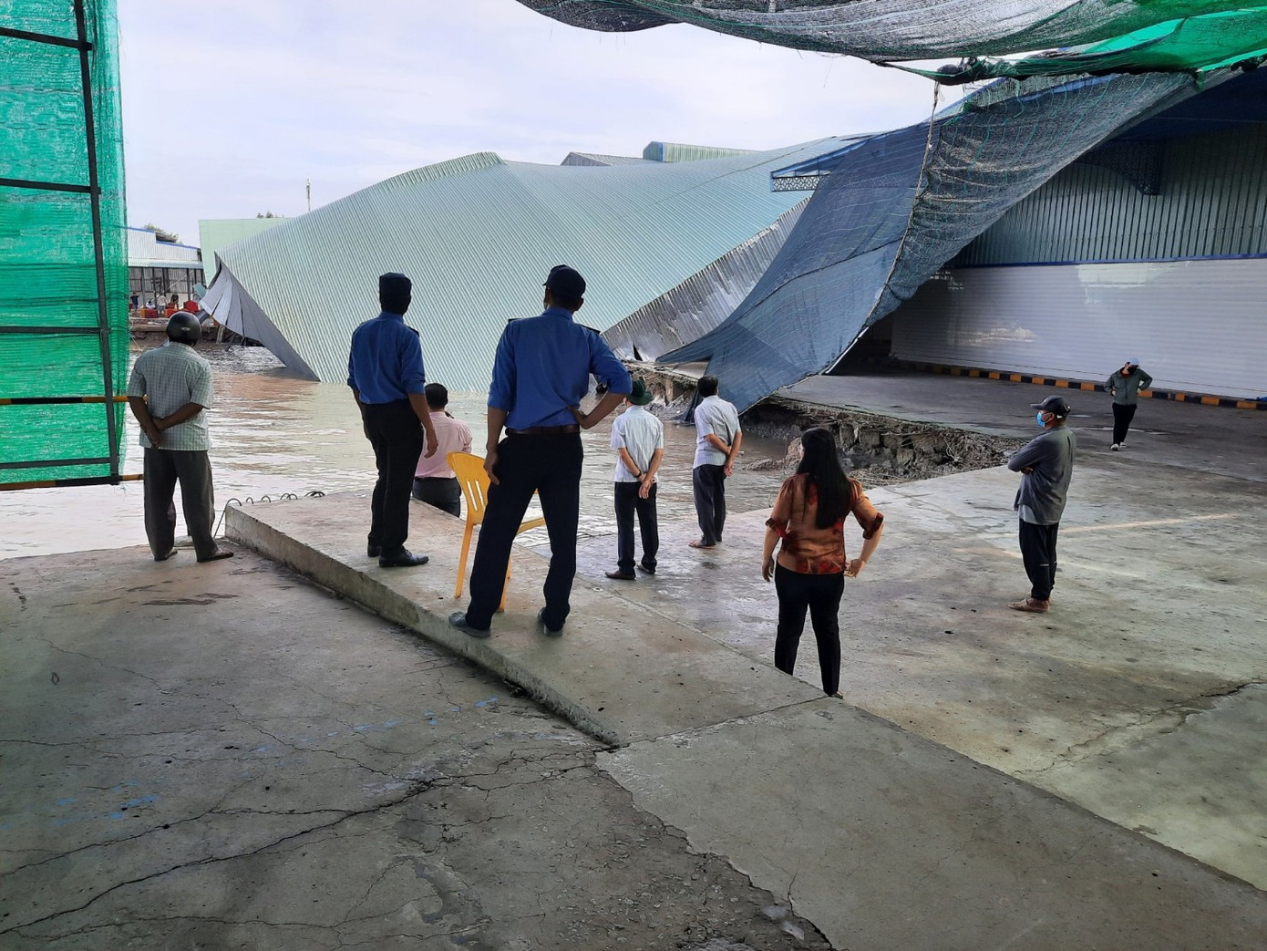 Vụ sạt lở khiến nhà xưởng công ty chế biến bột cá ở huyện Đông Hải, tỉnh Bạc Liêu bị kéo tuột xuống sông. Vụ sạt lở khiến nhà xưởng công ty chế biến bột cá ở huyện Đông Hải, tỉnh Bạc Liêu bị kéo tuột xuống sông.