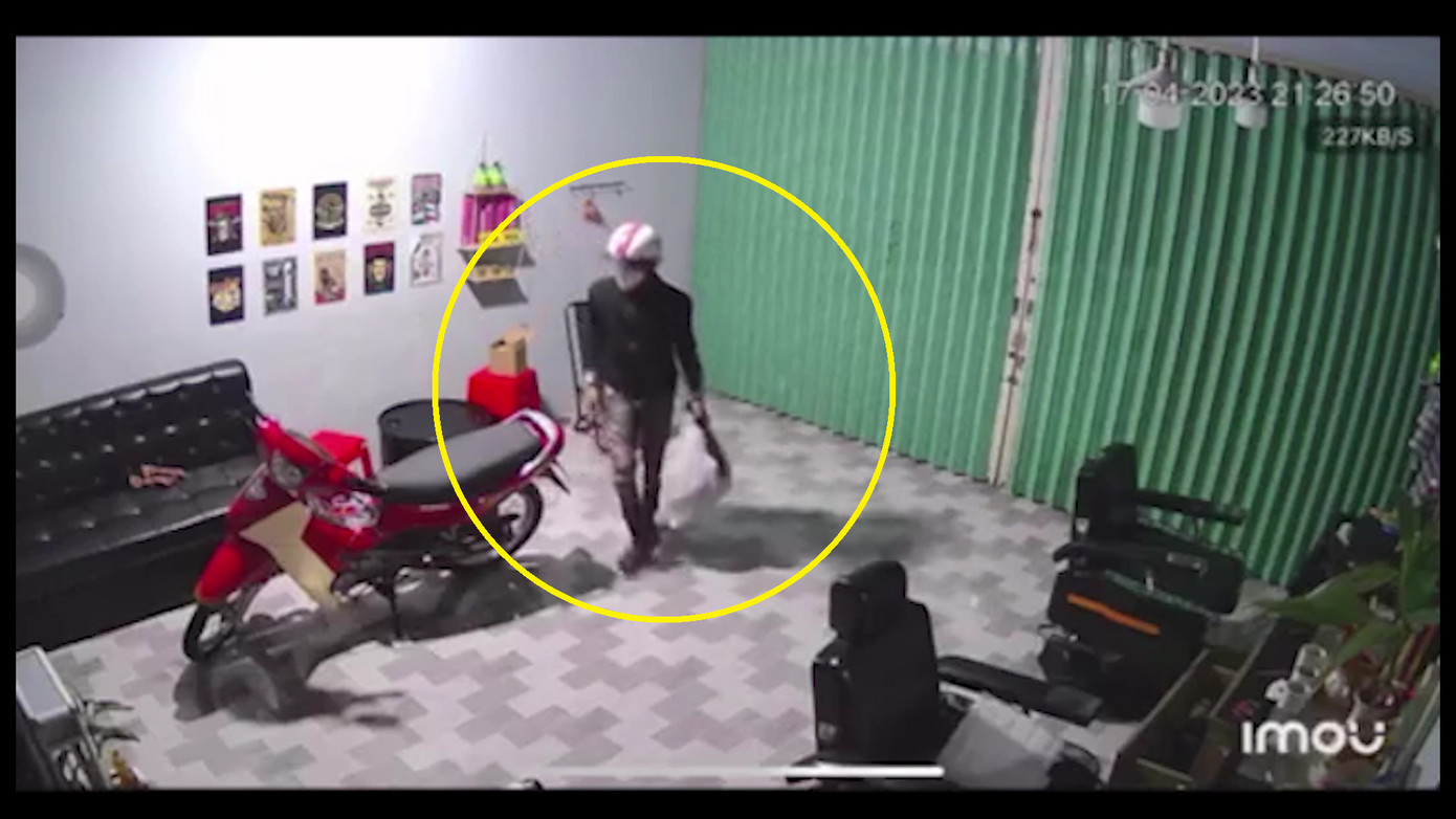 Hình ảnh đối tượng đột nhập vào cửa hiệu làm tóc được camera an ninh ghi lại. (Ảnh chụp màn hình).